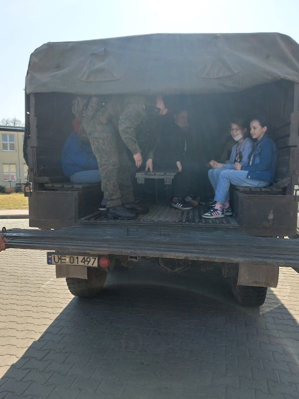 Żołnierze z 9. Brygady Kawalerii Pancernej w...