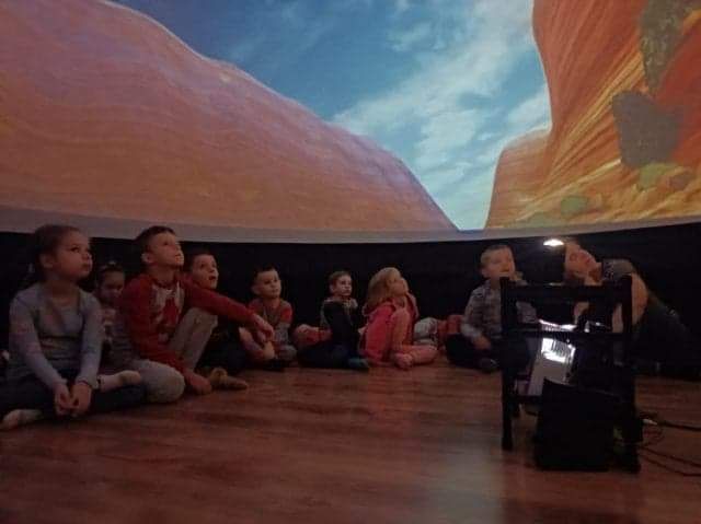 Przedszkolaki w mobilnym [planetarium