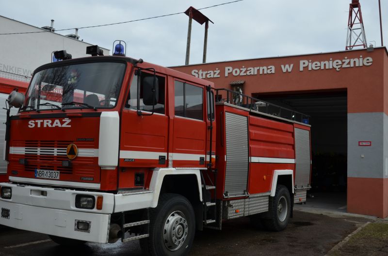 Wóz strażacki  z OSP w Pieniężnie dla strażaków z...